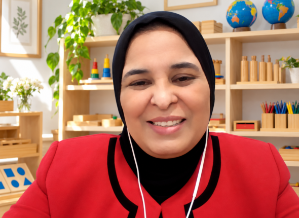معلمة مبتسمة في فصل مونتيسوري